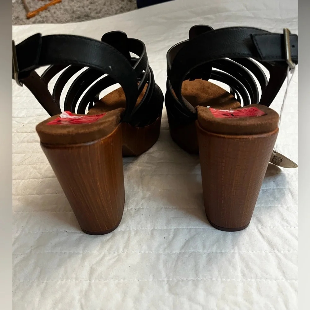 White Mountain Alliance black block heel sandal Excellent nwt